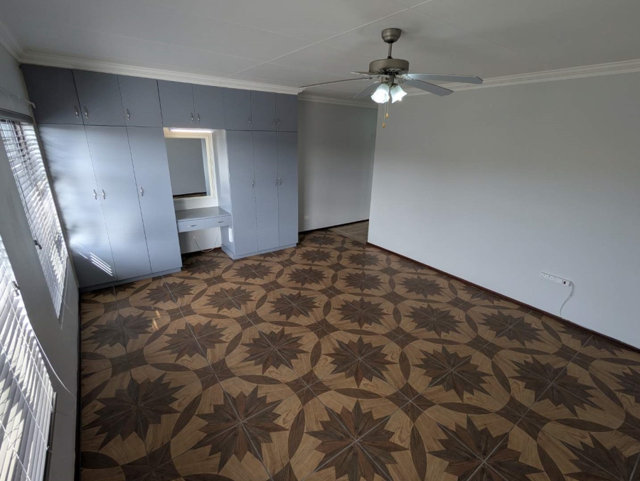 5 Bedroom Property for Sale in Fraaiuitsig Western Cape
